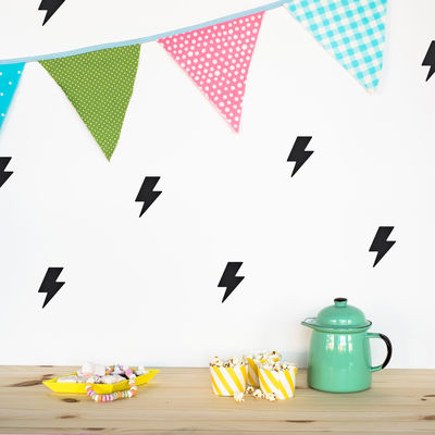 Salamat seinätarrat, musta